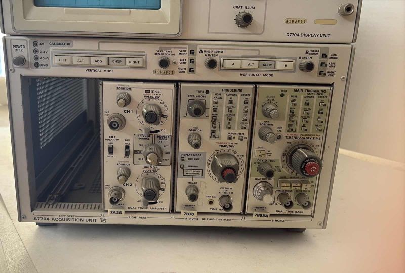 Photo 1 of $450 TEKTRONIX 7704A ANALOG 
OSCILLOSCOPE INCOMPLETE