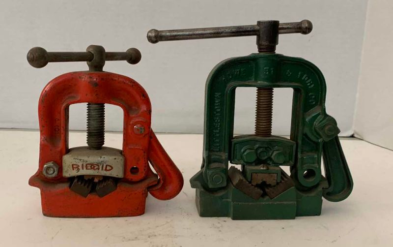 Photo 1 of RIDGID NO. 21 BENCH YOKE PIPE VIISE, HOWE $ FDRY CO NO. 51 BENCH YOKE VISE