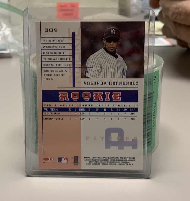Photo 1 of 1998 ORLANDO HERNANDEZ ROOKIE LEAF DONRUSS MLB BASEBALL CARD
