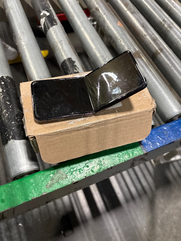Photo 1 of **broken-selling for parts**
SAMSUNG Galaxy Z Flip 4 5G, US Version, 256GB, Graphite - Unlocked (Renewed)**missing charger**