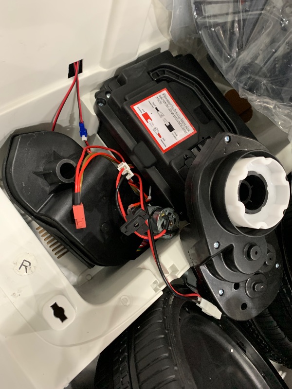 Photo 1 of ***TRUCK/TRAILER PICK UP ONLY** (PARTS) (SIGNS OF USE/DAMAGE) coucheta 2 Seater Ride On Car for Kids, Licensed Land Rover 24V 7AH 5MPH Ride On Toys With Parent Remote Control, Kids Electric Vehicles Battery Powered Cars for Toddlers, Spring Suspension, LE