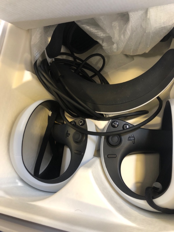 Photo 4 of PlayStation VR2 Horizon Call of The Mountain™ Bundle (PSVR2)