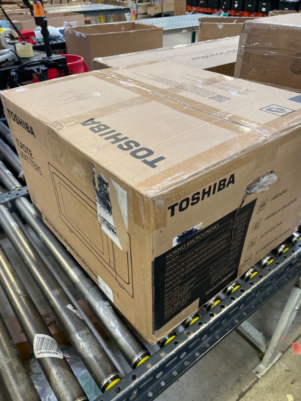 Photo 1 of Toshiba Air Fryer Combo 4-in-1 Countertop Microwave Oven, Smart Sensor, Convection, Mute Function, Position Memory 13.6" Turntable, 1.5 Cu Ft, 1000W, Silver, ML-EC42P(SS)