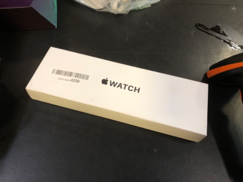 Photo 3 of Apple Watch SE (2nd Gen) [GPS 40mm] Smartwatch with Starlight Aluminium Case with Starlight Sport Band S/M. Fitness and Sleep Trackers, Crash Detection, Heart Rate Monitor, Retina Display