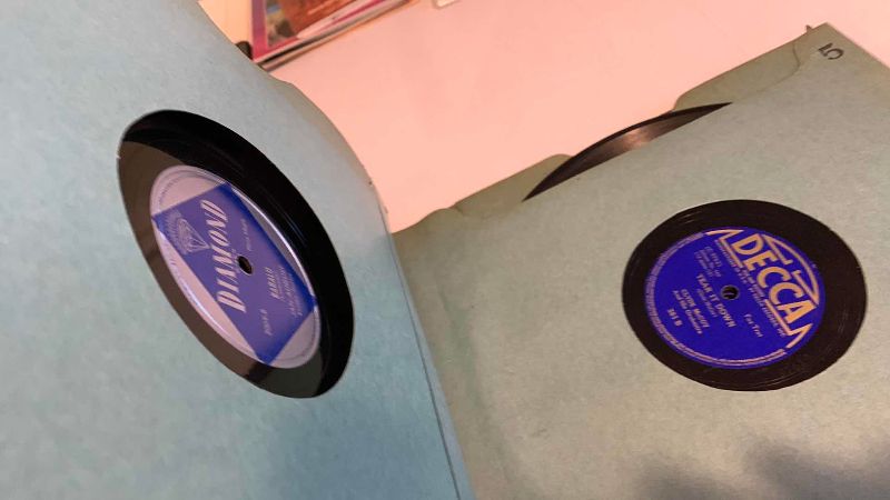 Photo 1 of 2 VINTAGE RCA VICTOR 78 SPEED RECORDS AND HOLDERS ANDREW SISTERS