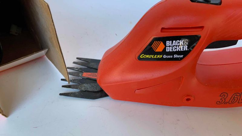 Photo 1 of BLACK AND DECKER GRASS SHEAR