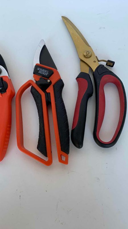 Photo 1 of 4 SHEARS BLACK AND DECKER
