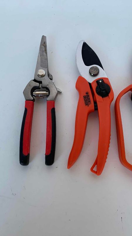 Photo 1 of 4 SHEARS BLACK AND DECKER