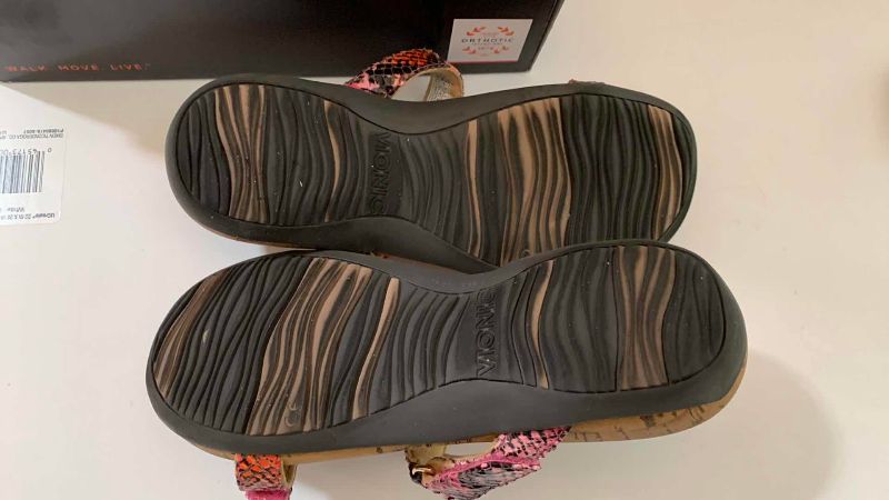 Photo 1 of WOMENS VIONIC ORTHAHEEL SANDALS SIZE 5