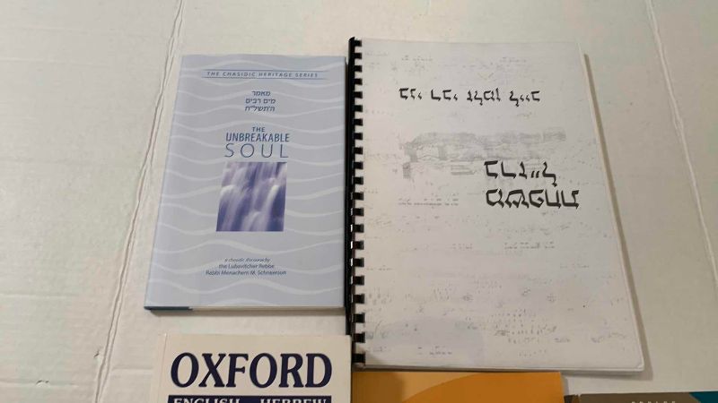 Photo 1 of ENGLISH-HEBREW HEBREW-ENGLISH POCKET BILINGUAL DICTIONARYS