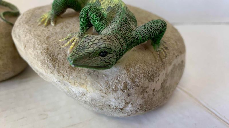 View 3 of GECKOS ON ROCK PADS 5“ X 3“