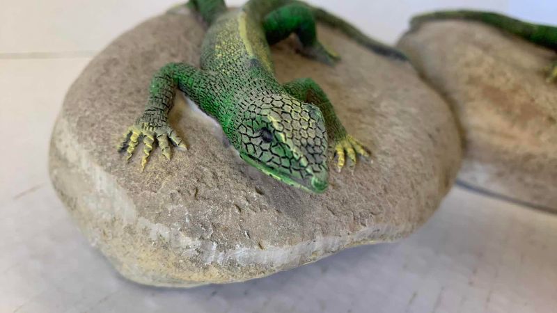 View 2 of GECKOS ON ROCK PADS 5“ X 3“