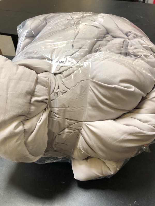 Photo 1 of Bedsure Comforter Duvet Insert - Quilted Comforters Full Size, All Season Duvet, GentleSoft™ Down Alternative Bedding, with 8 Tabs, Gifts for Women/Men, Light Grey, Full 86 x 82 Inches