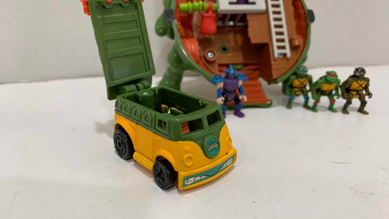Photo 1 of VINTAGE TEENAGE MUTANT NINJA TURTLES MINI MUTANT LEO LAIR SEWER MICRO PLAYSET