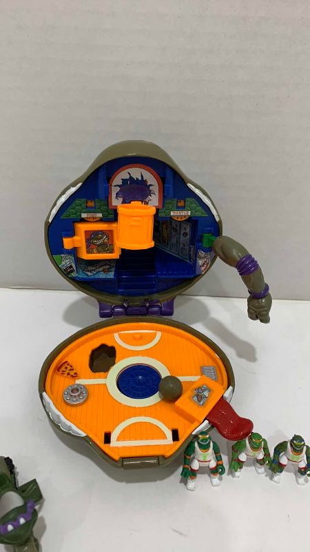 Photo 1 of VINTAGE TEENAGE MUTANT NINJA TURTLES MINI MUTANT DONATELLO’S MICRO BASKETBALL PLAY SET