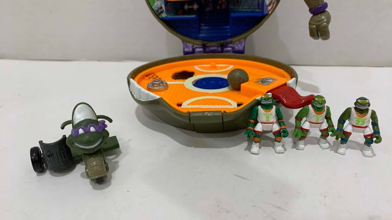 Photo 1 of VINTAGE TEENAGE MUTANT NINJA TURTLES MINI MUTANT DONATELLO’S MICRO BASKETBALL PLAY SET