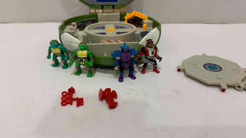 Photo 1 of VINTAGE TEENAGE MUTANT NINJA TURTLES MINI MUTANT LEONARDO’S MICRO MUTANT MILITARY PLAYSET