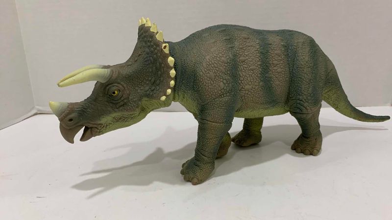 Photo 1 of VINTAGE JURASSIC PARK TRICERATOPS ACTION FIGURE