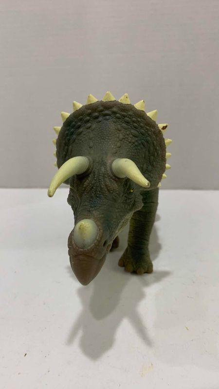 Photo 1 of VINTAGE JURASSIC PARK TRICERATOPS ACTION FIGURE