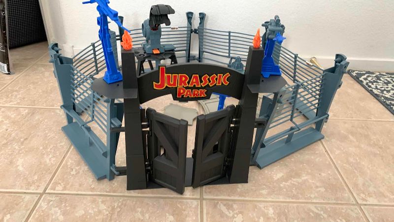 Photo 1 of VINTAGE JURASSIC PARK WORLD TYRANNOSAURUS REX LOCKDOWN PLAYSET