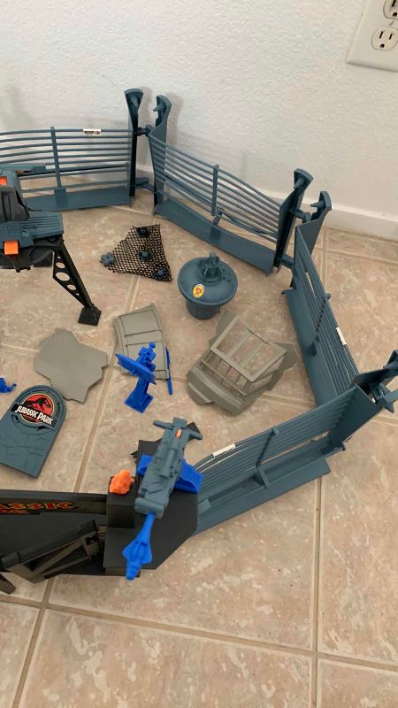 Photo 1 of VINTAGE JURASSIC PARK WORLD TYRANNOSAURUS REX LOCKDOWN PLAYSET