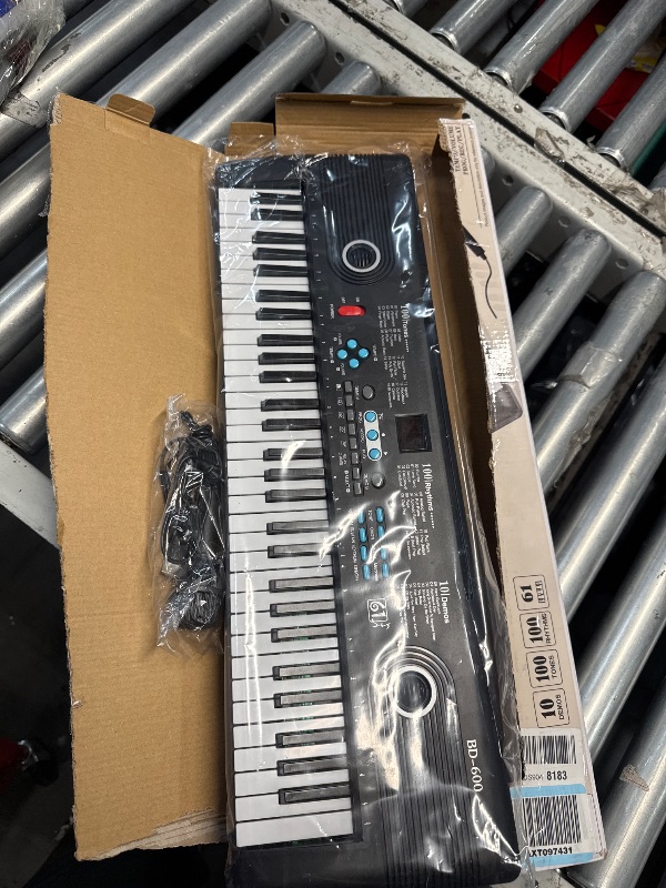 Photo 1 of 61 keys keyboard piano, Electronic Digital Piano with Built-In Speaker Microphone, Portable Keyboard Gift Teaching for Beginners, electric piano for kids