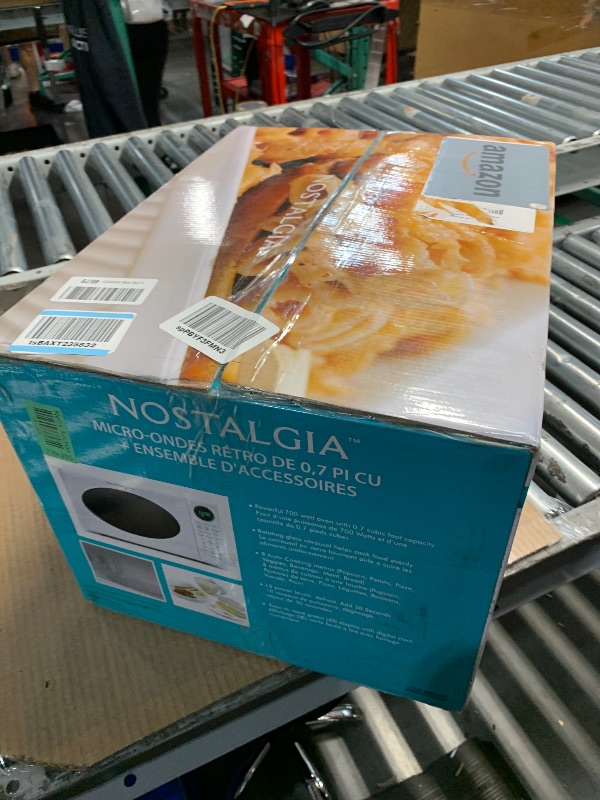 Photo 1 of (Broken door)(sold for parts) Nostalgia Modern Retro Countertop Microwave Oven - 700-Watt - 0.7 cu ft - Retro Microwave 