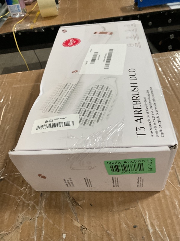 Photo 1 of "T3 AireBrush Duo Interchangeable Hot Air Blow Dry Brush with Two Attachments ? Includes 15 Heat and Speed Combinations, T3 IonFlow Technology, Volume Booster Switch, Lock-in Cool Shot"