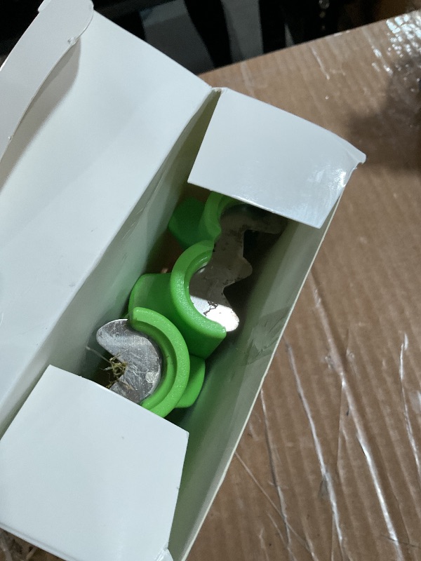 Photo 1 of **DIRTY** Lasnten 2 Pcs Rose Thorn Stripper Tool Thorn Remover for Roses Leaf Stripper Tool Flower Stem Cleaner Cutter to Removal Leaf for Home Flower Shop Gardening Floral Arrangement (Green)