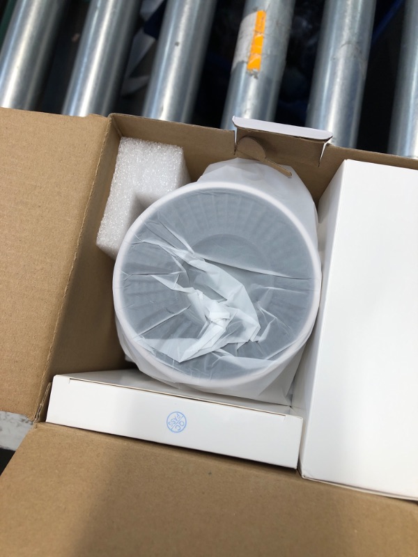 Photo 1 of ?Electric Focus?Magcubic Mini Projector 4K Support, Portable Projector with WiFi 6 and Bluetooth 5.4, Smart Proyector, 5W Soundbase Speaker, 180° Rotation for Home Theater HY300 Ultra