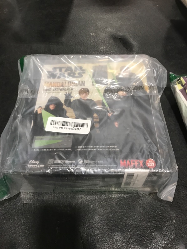 Photo 1 of MEDICOM TOY MAFEX Luke Skywalker(TM) (The Mandalorian Ver.) with Sturdy Protective Clear Case for Shipping. Japan Import. 2025/01