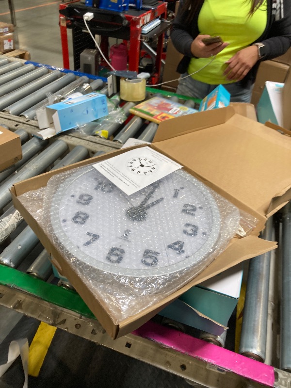 Photo 1 of /** cracked**
WallarGe Atomic Wall Clock with Night Light - Silent Lighted up Wall Clock Glow in The Dark, Battery Operated, AUTO DST, 12 Inch