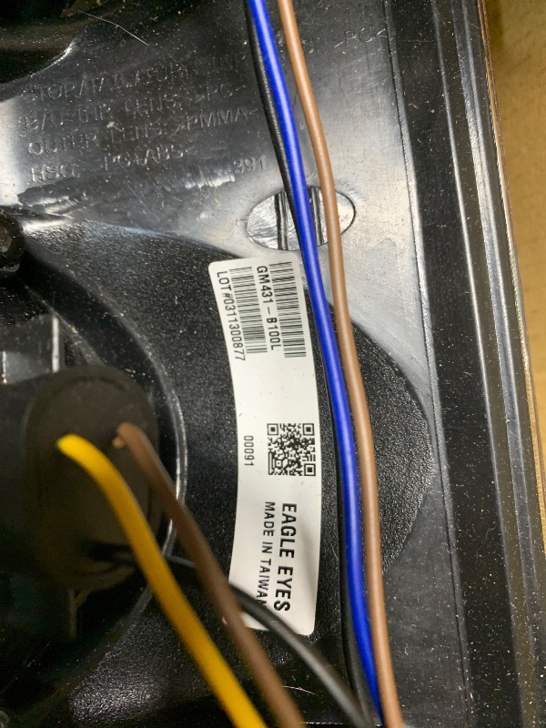 Photo 1 of (SCRATCHED) (USED/FAIR) (UNTESTED) TRQ Left Rear Tail Light Assembly Drivers Side Compatible with 2007-2014 GMC Yukon 2007-2011 Yukon XL 1500 GM2800215