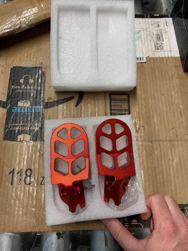 Photo 1 of (GOOD/FAIR) JFG RACING Dirt Bike Foot Pegs Motorcycle Footpegs Foot Pedals Rests CNC For CRF150R 07-23 CRF250R 04-23 CRF450R 02-23 CRF250L 12-21 CRF300L 21-23 CRF250X CRF450X CRF450RL CR125 CR250 Africa Twin Red