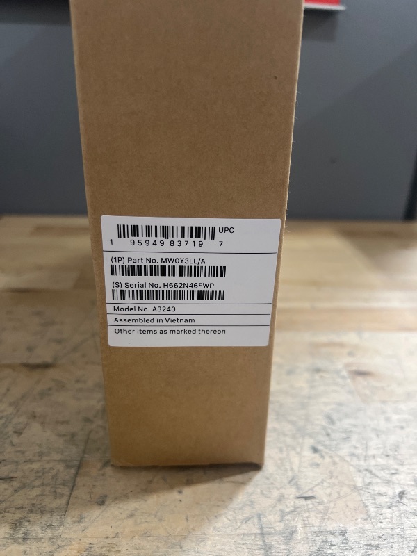 Photo 1 of *ICLOUD LOCKED BY PREVIOUS OWNER* Apple 2025 MacBook Air 13-inch Laptop with M4 chip: Built for Apple Intelligence, 13.6-inch Liquid Retina Display, 16GB Unified Memory, 256GB SSD Storage, 12MP Center Stage Camera, Touch ID; Starlight