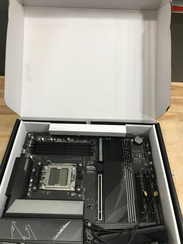 Photo 1 of *FOR PARTS ONLY* GIGABYTE B650 AORUS Elite AX V2 (AM5/ LGA 1718/ AMD/ B650/ ATX/ 5-Year Warranty/ DDR5/ Triple M.2/ PCIe 5.0/ USB 3.2 Gen2X2 Type-C/WiFi 6E/ 2.5GbE LAN/Q-Flash Plus/EZ-Latch/Motherboard)