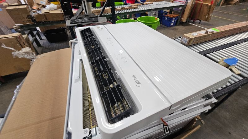 Photo 1 of ***PARTS ONLY***Midea 18,000 BTU Smart Inverter Window Air Conditioner with APP, Alexa Control, 208/230V AC Unit Cools up to 1,000 Sq. Ft, Quiet Operation, Energy Saving, Remote & Easy Installation Kit, White