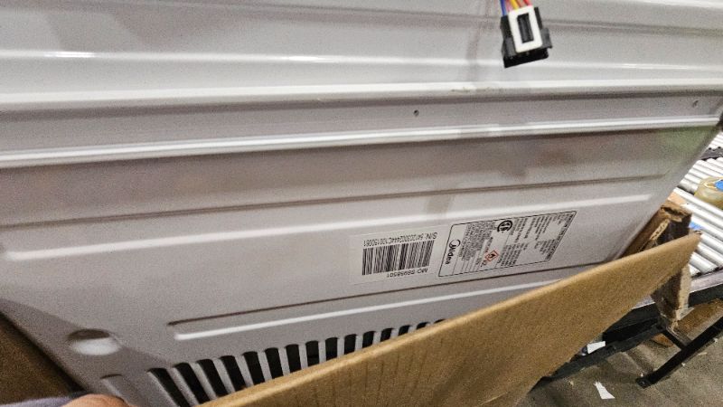 Photo 1 of ***PARTS ONLY***Midea 18,000 BTU Smart Inverter Window Air Conditioner with APP, Alexa Control, 208/230V AC Unit Cools up to 1,000 Sq. Ft, Quiet Operation, Energy Saving, Remote & Easy Installation Kit, White