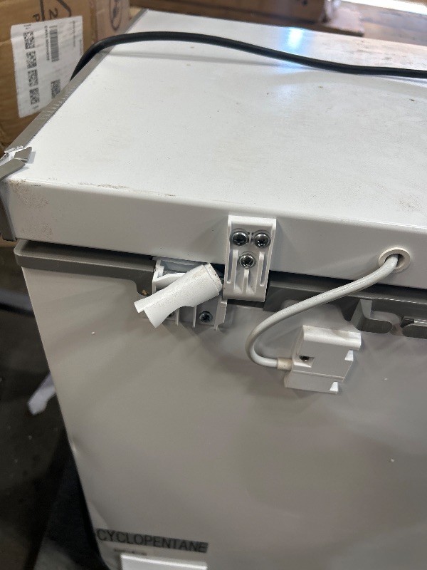Photo 1 of Midea MERC04C4BAWW 3.5 Cubic Feet Chest Freezer, Cu.ft-Convertible, White