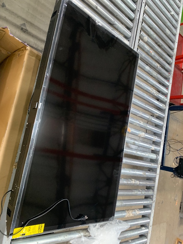 Photo 1 of damaged screen, final sale!!!!!
Roku Smart TV 2025 – 50-Inch Select Series, 4K HDR TV – RokuTV with Enhanced Voice Remote – Flat Screen LED Television with Wi-Fi for Streaming Live Local News, Sports, Family Entertainment