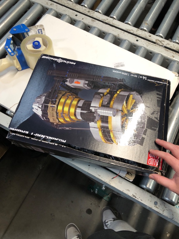 Photo 1 of (PARTS NOT A COMPLETE SET) (BOX IS DAMAGED) Mould King City Aircraft Engine Building Kit - Turbojet Engine Model That Runs with Battery - Mechanical Science Education STEM Toy (2256 PCS)