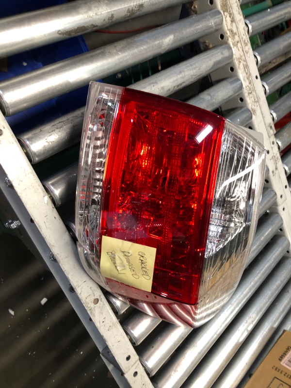 Photo 1 of ***DAMAGED - LENS CRACKED - SEE PICTURES***
labwork Passenger Side Tail Light Replacement for 2011-2013 Toyota Highlander Rear Taillamp Brake Lamp Assembly RH Right Side 815500E070 TO2801185