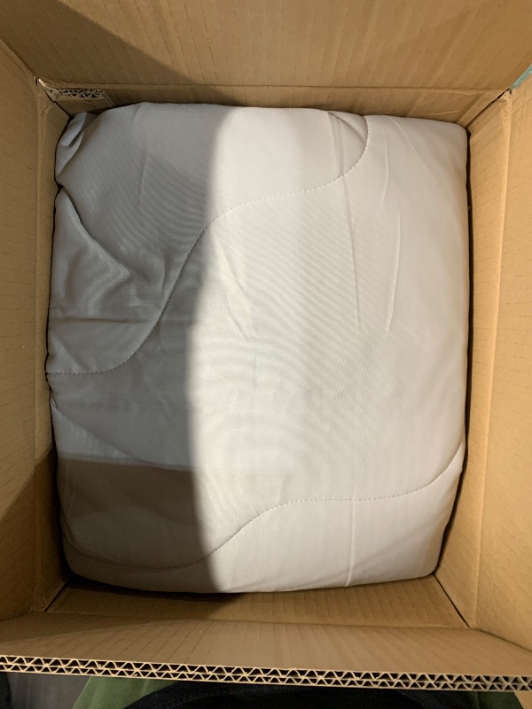 Photo 1 of (USED/FAIR) EASELAND Cooling Comforter King, Cold Touch Fabric Absorbs Body Heat, Double-Sided Cool Design 