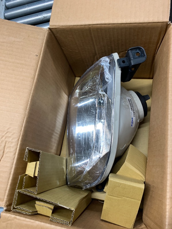 Photo 1 of ***ONE MISSING*** For Toyota Sequoia 2001-2004/Tundra 2003-2004 Headlight Assembly Pair Driver and Passenger Side For TO2502144 | 81150-0C020 Tundra Double Cab