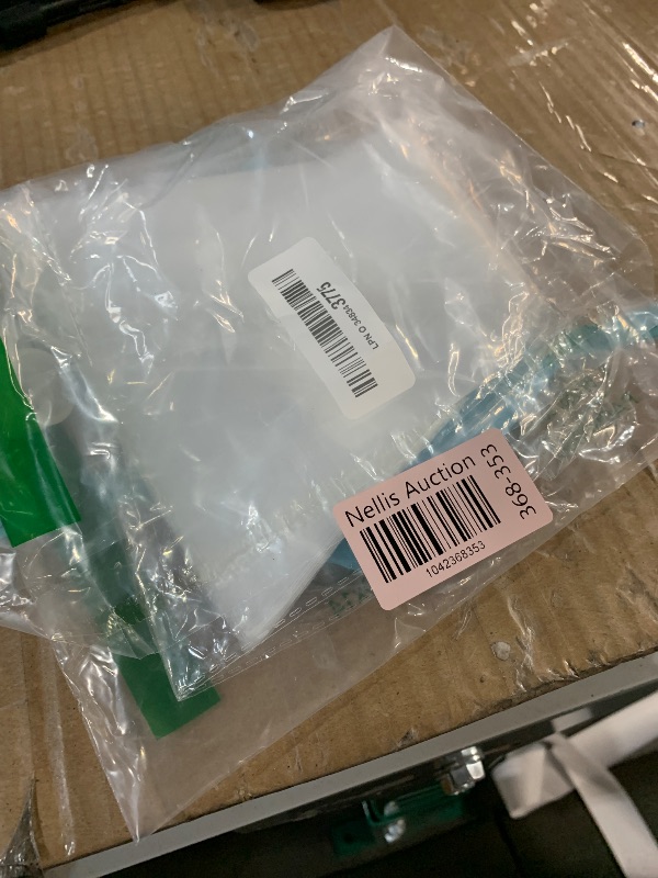 Photo 1 of ***(MISSING THE METAL TIPS)***
Riccle Piping Bags and Tips Set, 11.8 Inch 100 Anti Burst Piping Bags, 124 Pcs Cake Decorating Kit with 16 Piping Tips, 1 Reusable Pastry Bags, 3 Cake Scrapers, 2 Couplers, and 2 Icing Bags Ties