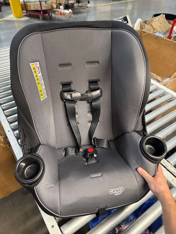 Photo 1 of (USED/FAIR) (SEE PHOTOS) Cosco Onlook 2-in-1 Convertible Car Seat, Rear-Facing 5-40 pounds and Forward-Facing 22-40 pounds and up to 43 inches, Black Arrows
