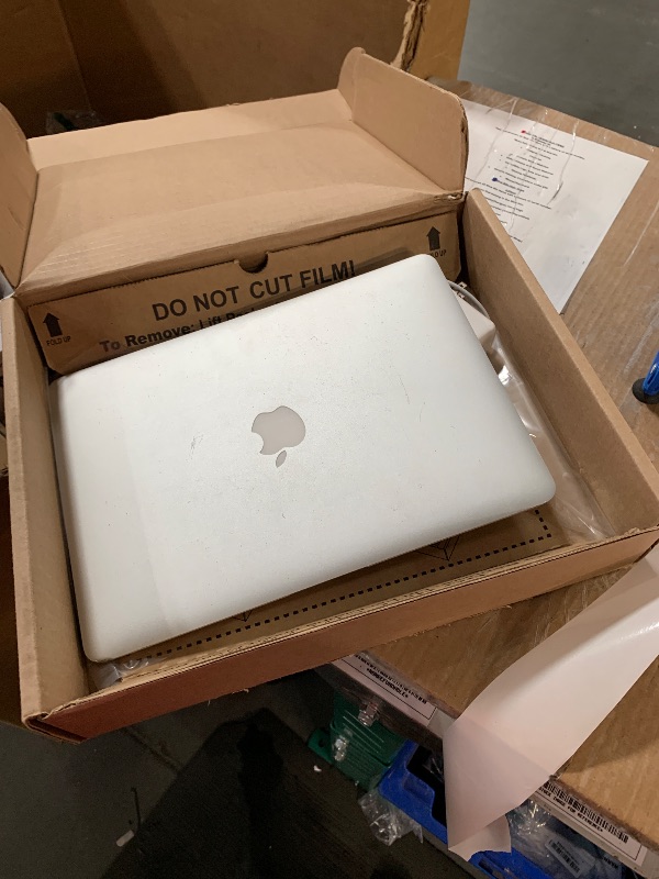 Photo 1 of Apple Macbook Air 2017 with 1.8GHz Intel Core i5 (13-inch, 8GB RAM, 128GB SSD Storage) (QWERTY English) Silver (Renewed)