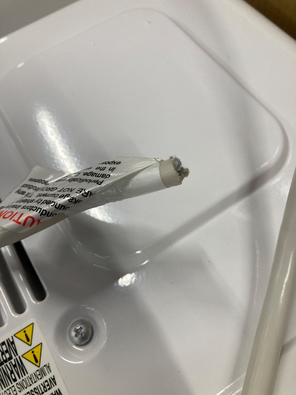 Photo 1 of ***(DAMAGE POWER CORD CUT -SELLING AS IS-PARTS ONLY )***SOME SCUFFS/SCRATCHES
Midea MAW10V1QWT U-Shaped AC Window Air Conditioner