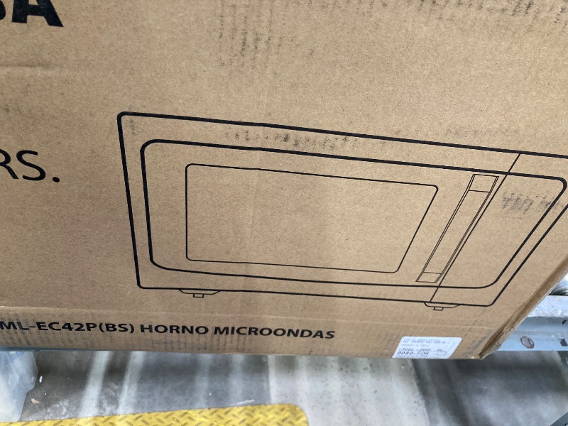 Photo 1 of **MISSING RACKS**Toshiba Air Fryer Combo 4-in-1 Countertop Microwave Oven, Smart Sensor, Convection, Mute Function, Position Memory 13.6" Turntable, 1.5 Cu Ft, 1000W, Black, ML-EC42P(BS)