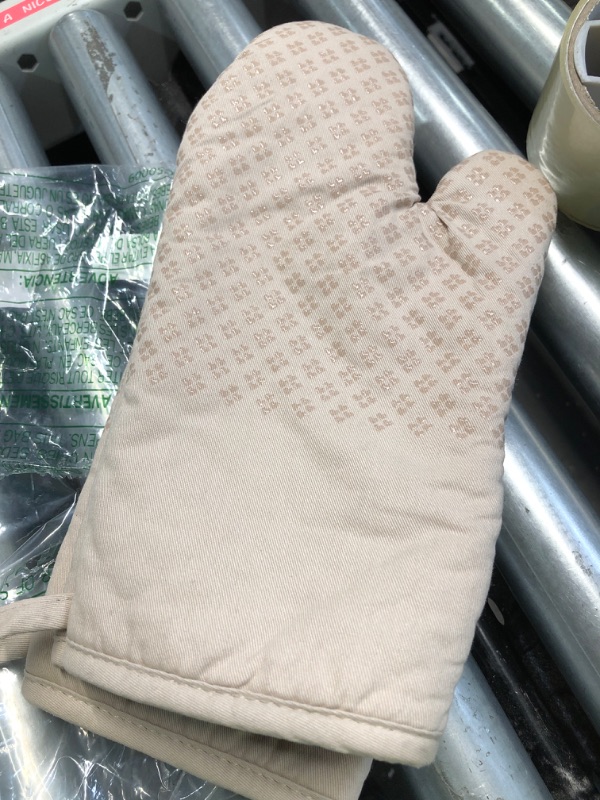 Photo 1 of (see images) KitchenAid Asteroid Oven Mitt Set, 7"x12.5", Milkshake Tan, 2 Piece